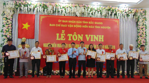 Bắc Giang: Tôn vinh 755 tập thể, cá nhân hiến máu tiêu biểu ảnh 1