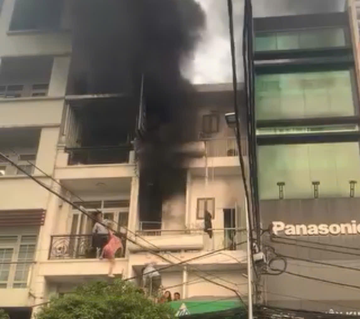 Ông Mỹ đang hỗ trợ, kéo nạn nhân vụ cháy lên ban công.