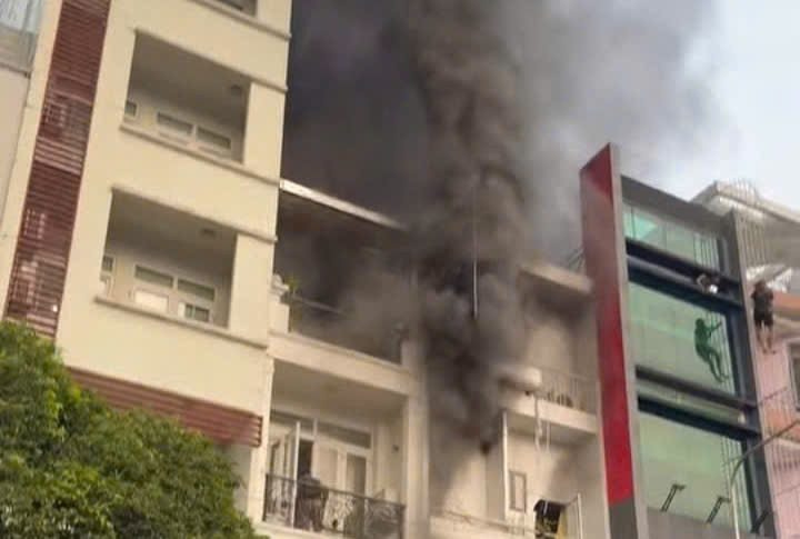 Hiện trường vụ cháy khiến 2 người tử vong, nhiều người bị thương.