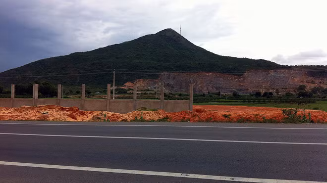 Mặt bằng đã chuyển từ đất lúa sang đất kinh doanh của Công ty Nguyên Long Sơn. Ảnh: Trần Lệ Hoa