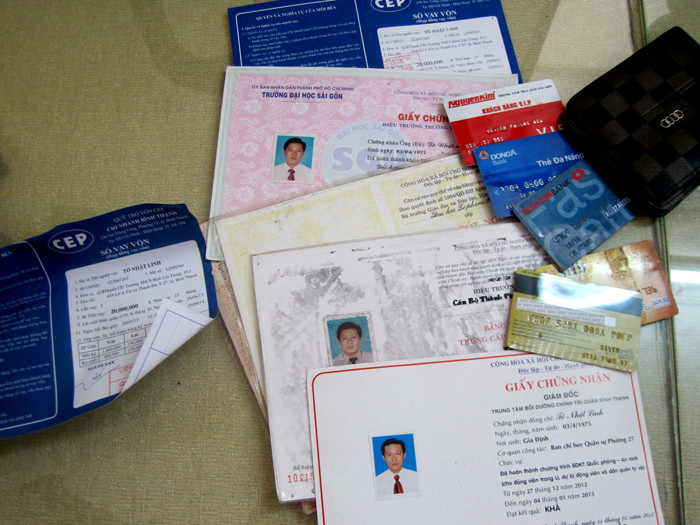 Giấy tờ quan trọng của nhiều người được tìm thấy trong nhà trọ của các nghi phạm
