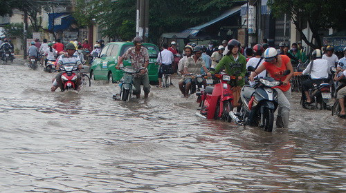 Đường Mậu Thân, đoạn gần cầu Rạch Ngỗng biến thành sông sáng ngày 1-10. Nhiều người phải dẫn bộ xe do xe bị chết máy - Ảnh: Thanh Xuân