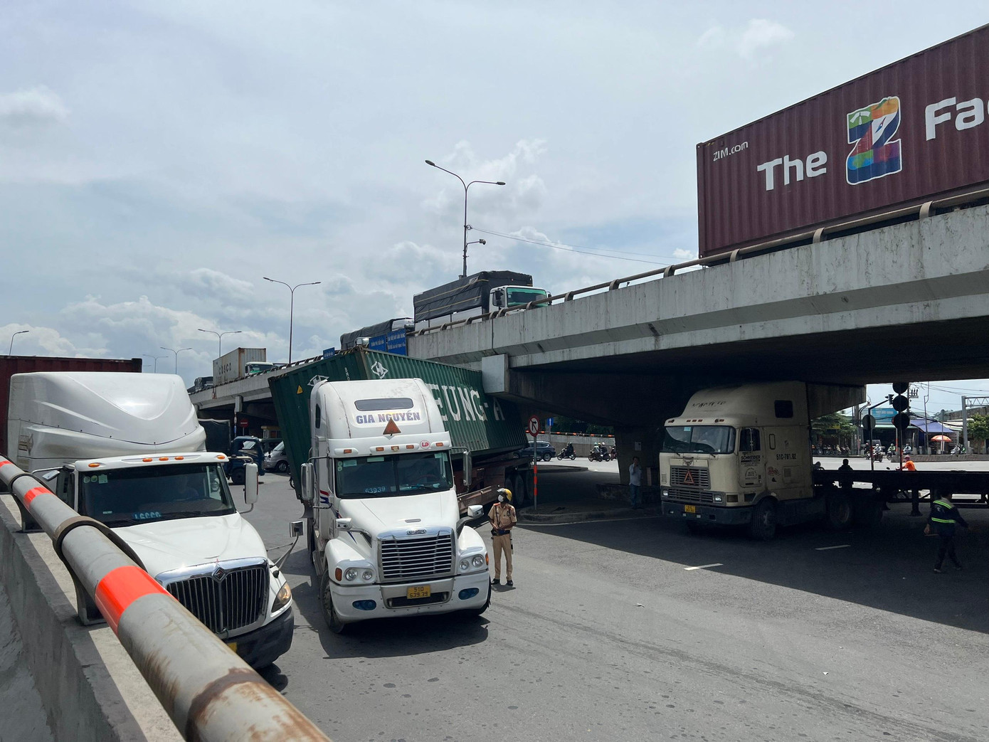 Xe container mắc kẹt dưới gầm cầu vượt ở TPHCM ảnh 1 Xe container mắc kẹt dưới gầm cầu vượt ở TPHCM ảnh 1