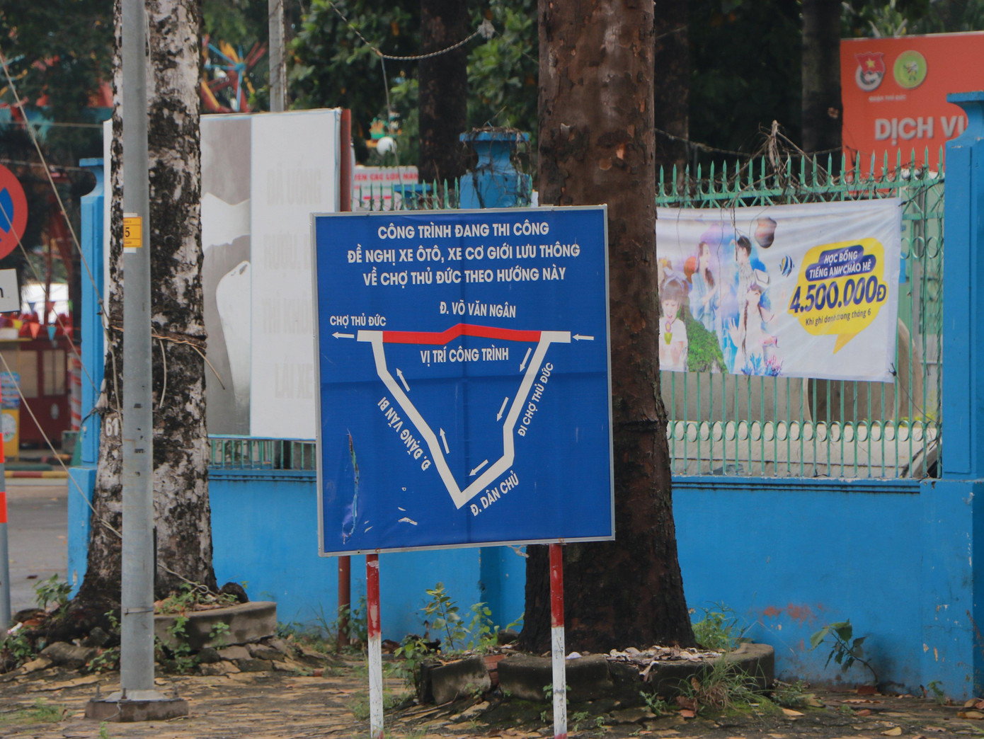Bảng hướng dẫn giao thông về công trình thi công nâng cấp đường Võ Văn Ngân. Bảng hướng dẫn giao thông về công trình thi công nâng cấp đường Võ Văn Ngân.