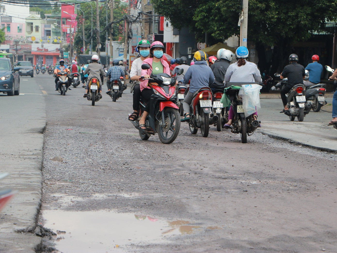 Hiện nay, một số đoạn trên đường Võ Văn Ngân được tái lập chưa hoàn chỉnh, 'ổ gà' mấp mô nhiều nơi. Hiện nay, một số đoạn trên đường Võ Văn Ngân được tái lập chưa hoàn chỉnh, 'ổ gà' mấp mô nhiều nơi.
