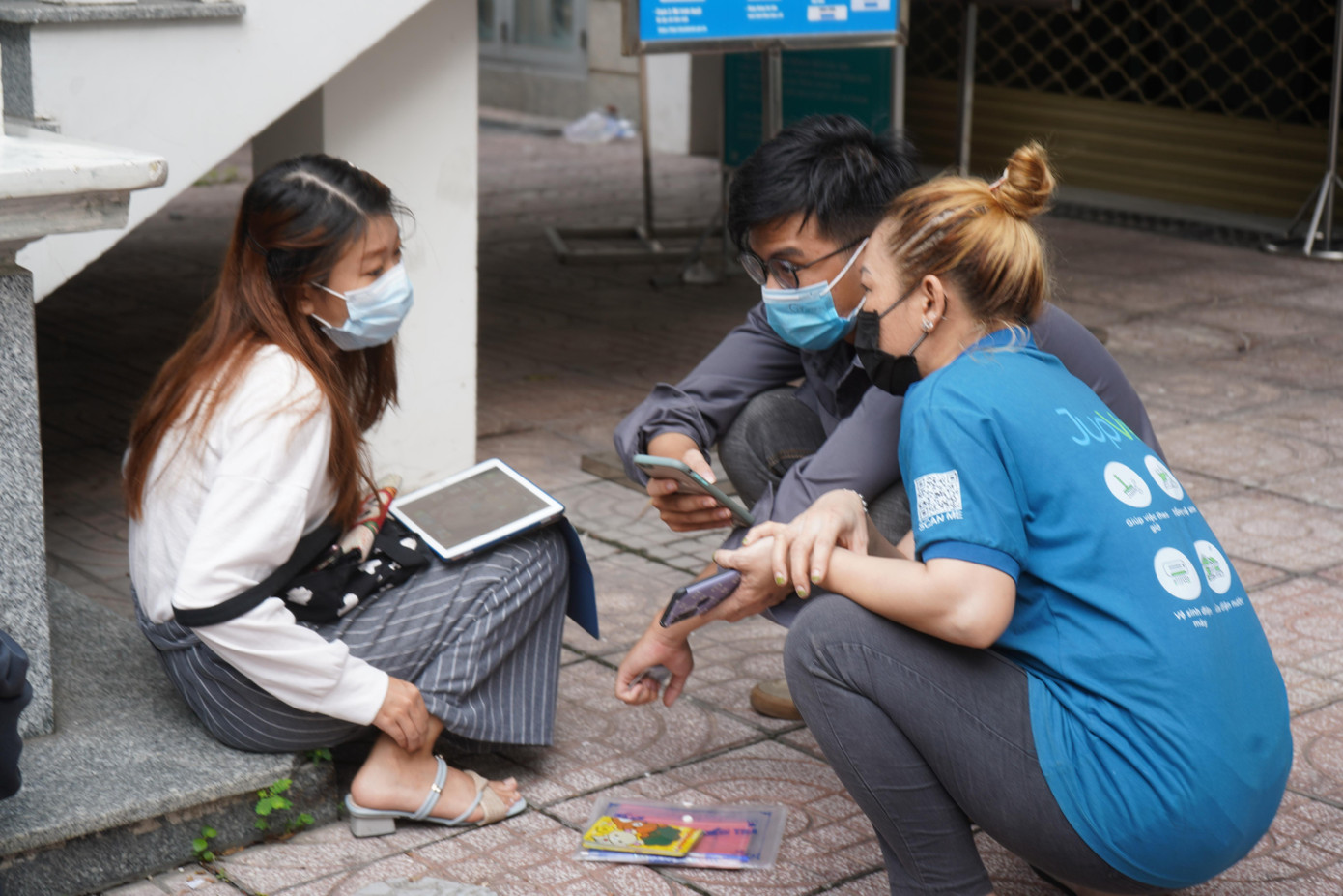 Để tiết kiệm thời gian, người dân sẽ khai báo thông tin online trước khi vào nơi cấp hộ chiếu của Phòng Quản lý Xuất nhập cảnh - Công an TPHCM. Để tiết kiệm thời gian, người dân sẽ khai báo thông tin online trước khi vào nơi cấp hộ chiếu của Phòng Quản lý Xuất nhập cảnh - Công an TPHCM.