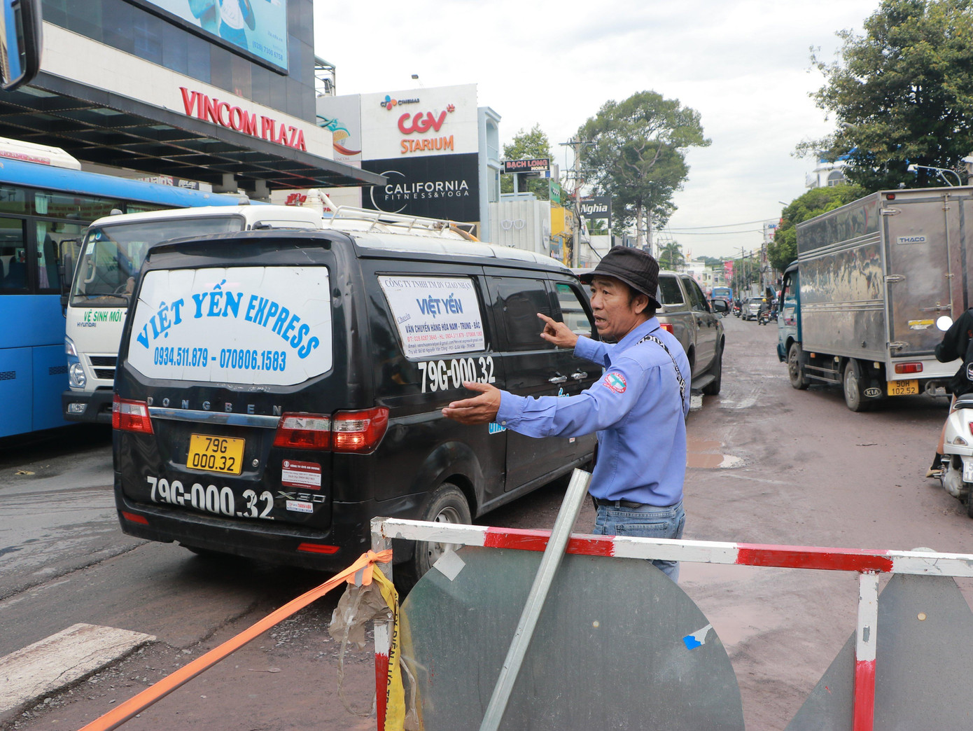 Việc tái lập mặt đường chưa đồng bộ khiến giao thông qua khu vực này tiềm ẩn rủi ro tai nạn giao thông. Việc tái lập mặt đường chưa đồng bộ khiến giao thông qua khu vực này tiềm ẩn rủi ro tai nạn giao thông.