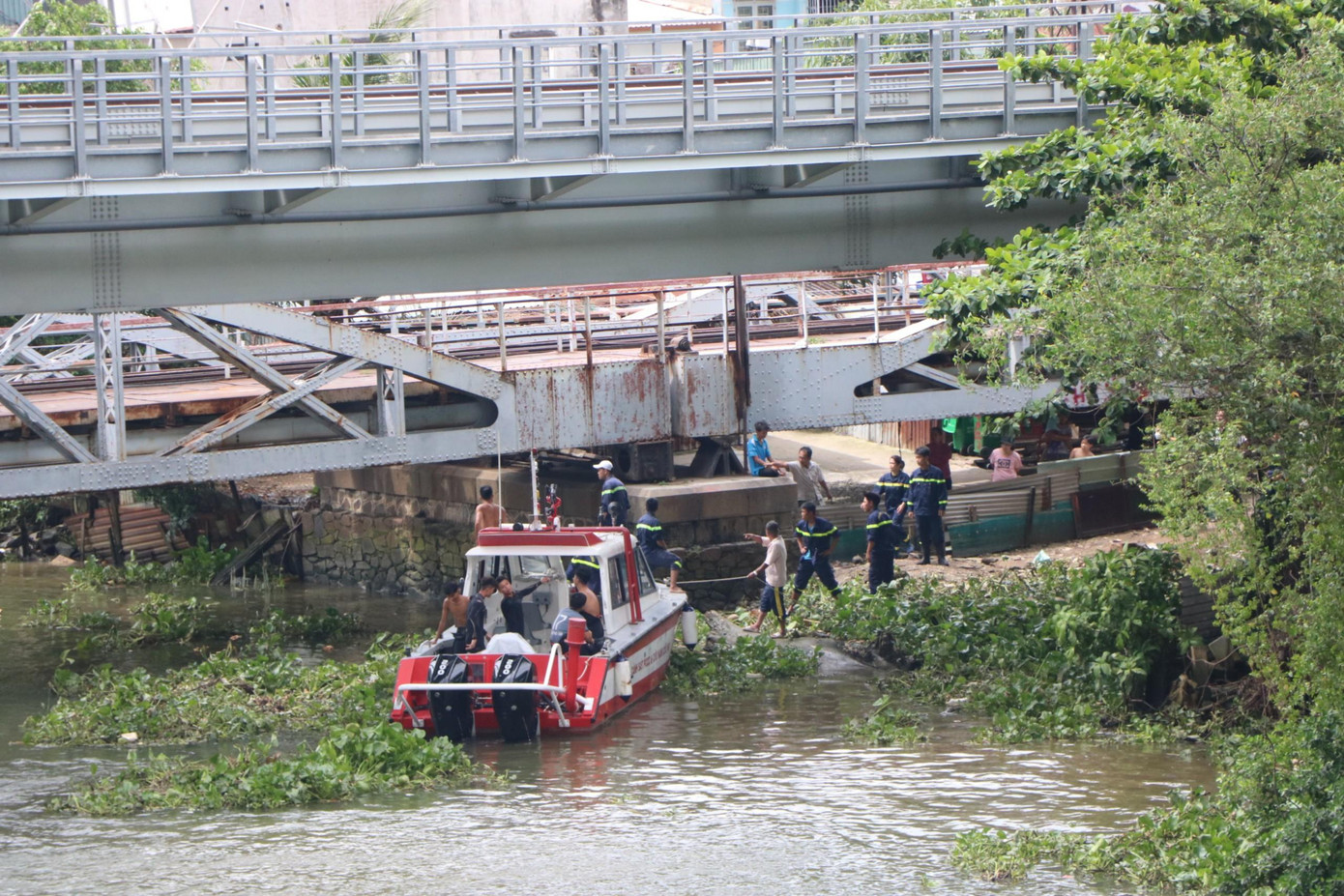 Cano và lực lượng người nhái được triển khai đến hiện trường để tìm kiếm người phụ nữ. Cano và lực lượng người nhái được triển khai đến hiện trường để tìm kiếm người phụ nữ.