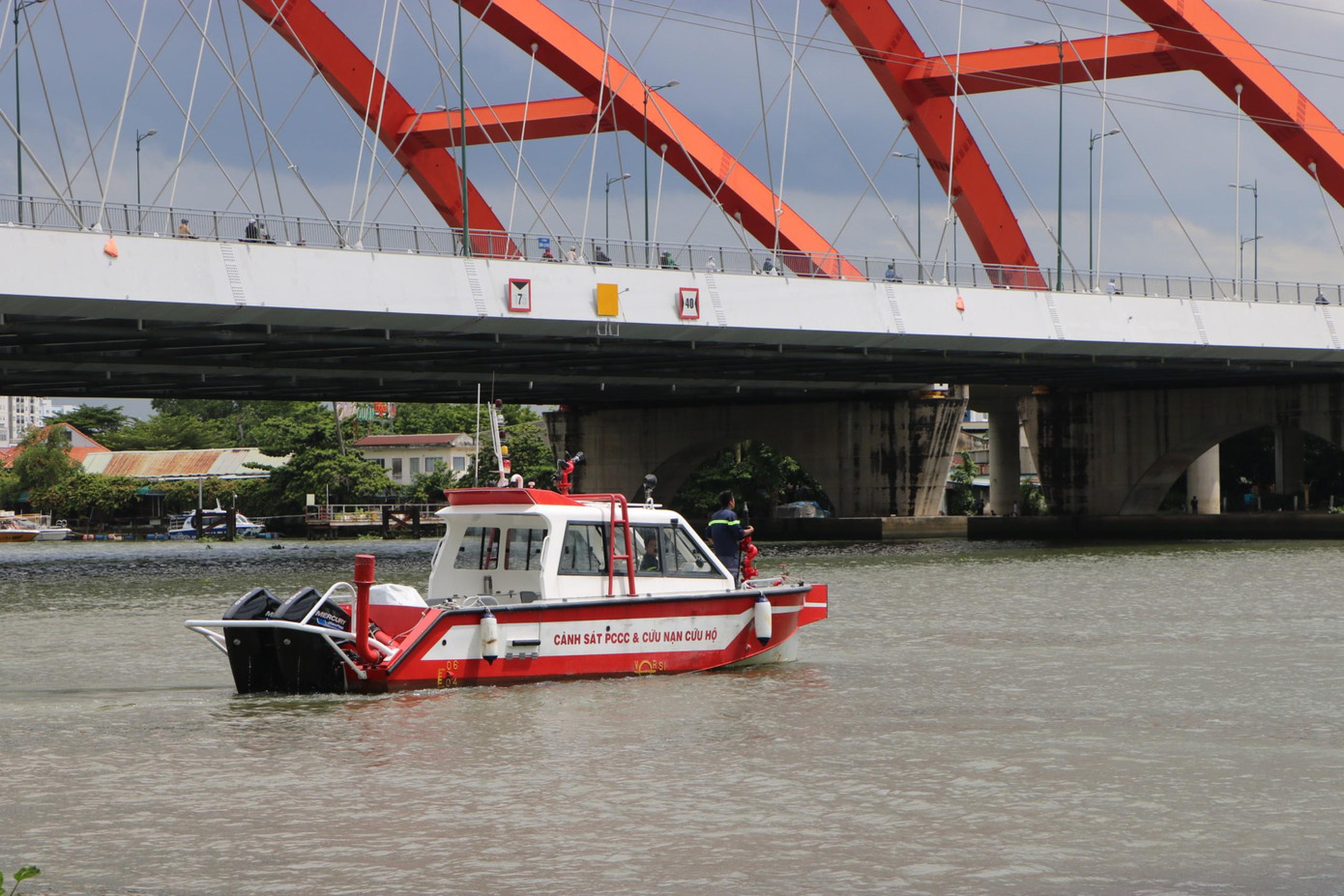 Đến 15h cùng ngày, công tác tìm kiếm nạn nhân vẫn đang được triển khai. Đến 15h cùng ngày, công tác tìm kiếm nạn nhân vẫn đang được triển khai.