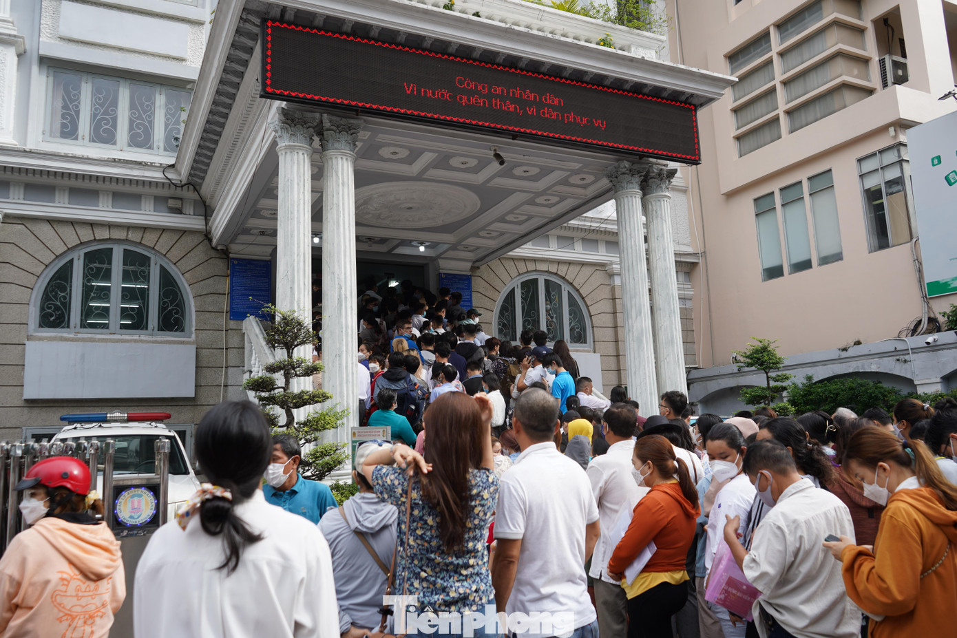 Hôm nay 1/7, Bộ Công an bắt đầu triển khai cấp hộ chiếu theo mẫu mới. Từ sáng sớm, hàng trăm người dân xếp hàng dài, chen chúc nhau trước phòng Quản lý Xuất nhập cảnh Công an TPHCM để làm thủ tục. Hôm nay 1/7, Bộ Công an bắt đầu triển khai cấp hộ chiếu theo mẫu mới. Từ sáng sớm, hàng trăm người dân xếp hàng dài, chen chúc nhau trước phòng Quản lý Xuất nhập cảnh Công an TPHCM để làm thủ tục.
