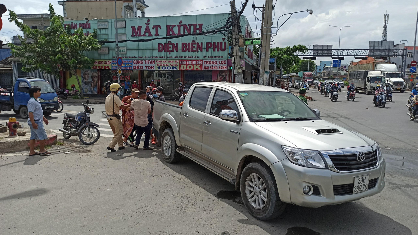 Cảnh sát giao thông hỗ trợ đưa người bị nạn đi cấp cứu.