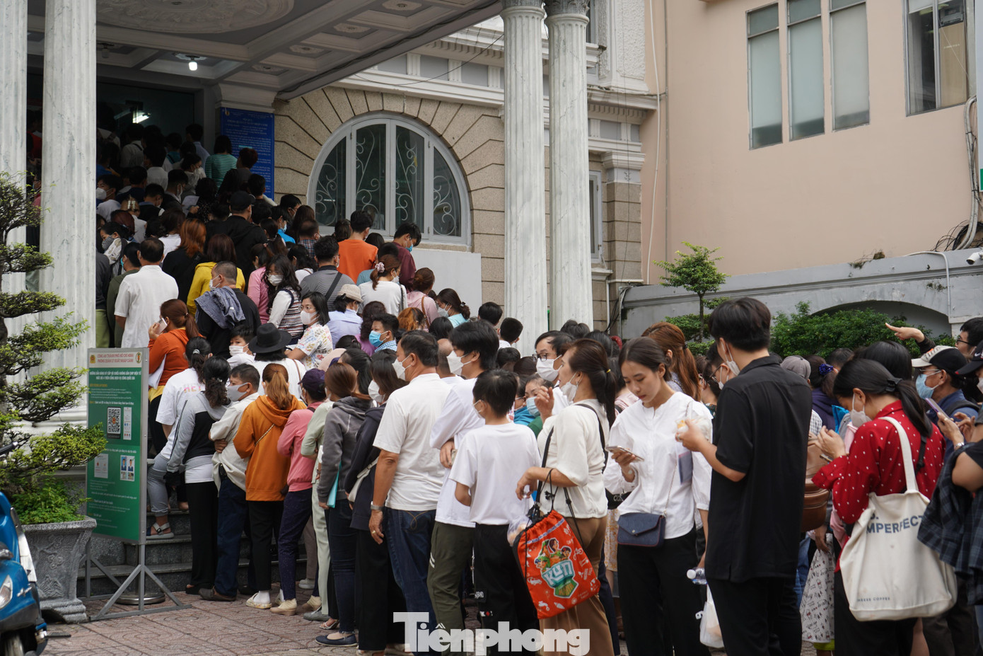"Tôi không ngờ hôm nay mọi người đến làm hộ chiếu đông quá, tôi đợi hơn 1 giờ rồi vẫn chưa được vào làm thủ tục"- chị Tâm nói. "Tôi không ngờ hôm nay mọi người đến làm hộ chiếu đông quá, tôi đợi hơn 1 giờ rồi vẫn chưa được vào làm thủ tục"- chị Tâm nói.