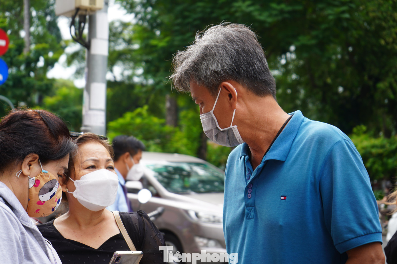 Ông Hồ Tú (ngụ quận Gò Vấp) cho biết, 7h sáng ông đã có mặt nhưng số lượng người làm thủ tục cấp hộ chiếu quá đông, ông phải xếp hàng chờ đợi suốt nhiều giờ nhưng vẫn chưa thể vào bên trong. Ông Hồ Tú (ngụ quận Gò Vấp) cho biết, 7h sáng ông đã có mặt nhưng số lượng người làm thủ tục cấp hộ chiếu quá đông, ông phải xếp hàng chờ đợi suốt nhiều giờ nhưng vẫn chưa thể vào bên trong.