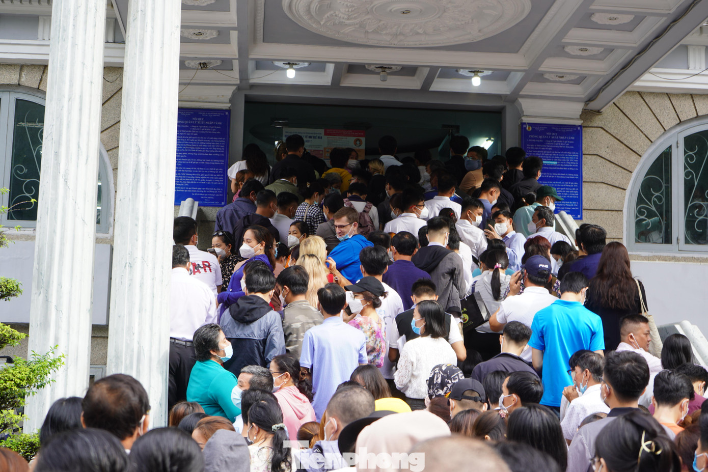 Hiện nay, công dân đã được cấp hộ chiếu mẫu cũ trước ngày 1/7/2022 sẽ tiếp tục sử dụng đến hết thời hạn ghi trong hộ chiếu. Hiện nay, công dân đã được cấp hộ chiếu mẫu cũ trước ngày 1/7/2022 sẽ tiếp tục sử dụng đến hết thời hạn ghi trong hộ chiếu.