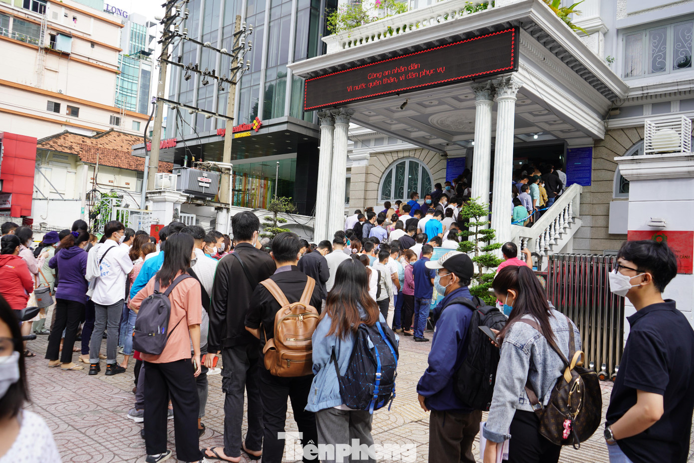 Sau nửa tháng tạm ngưng cấp hộ chiếu để chờ cấp theo mẫu mới, hôm nay số lượng người dân đến làm thủ tục rất đông. Sau nửa tháng tạm ngưng cấp hộ chiếu để chờ cấp theo mẫu mới, hôm nay số lượng người dân đến làm thủ tục rất đông.