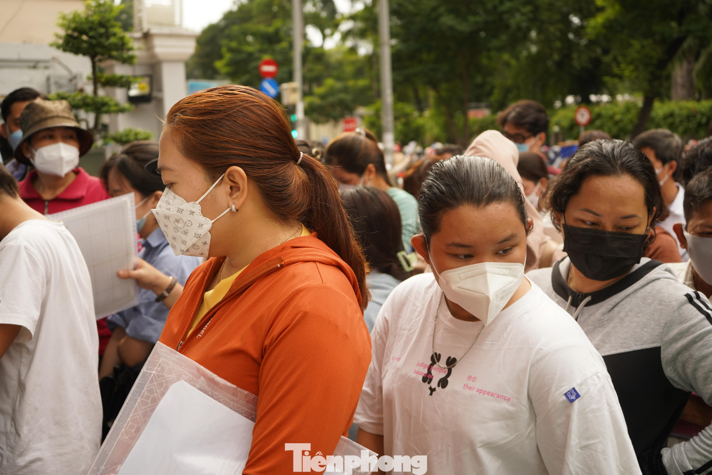 Cùng hoàn cảnh với ông Tú, chị Hồng Tâm (ngụ quận 8) cho biết do có việc phải đi nước ngoài, vào giữa tháng 6 chị có đến để làm thủ tục cấp hộ chiếu nhưng được thông báo đã tạm ngưng cấp hộ chiếu mẫu cũ nên phải đợi đến hôm nay để làm hộ chiếu mẫu mới. Cùng hoàn cảnh với ông Tú, chị Hồng Tâm (ngụ quận 8) cho biết do có việc phải đi nước ngoài, vào giữa tháng 6 chị có đến để làm thủ tục cấp hộ chiếu nhưng được thông báo đã tạm ngưng cấp hộ chiếu mẫu cũ nên phải đợi đến hôm nay để làm hộ chiếu mẫu mới.