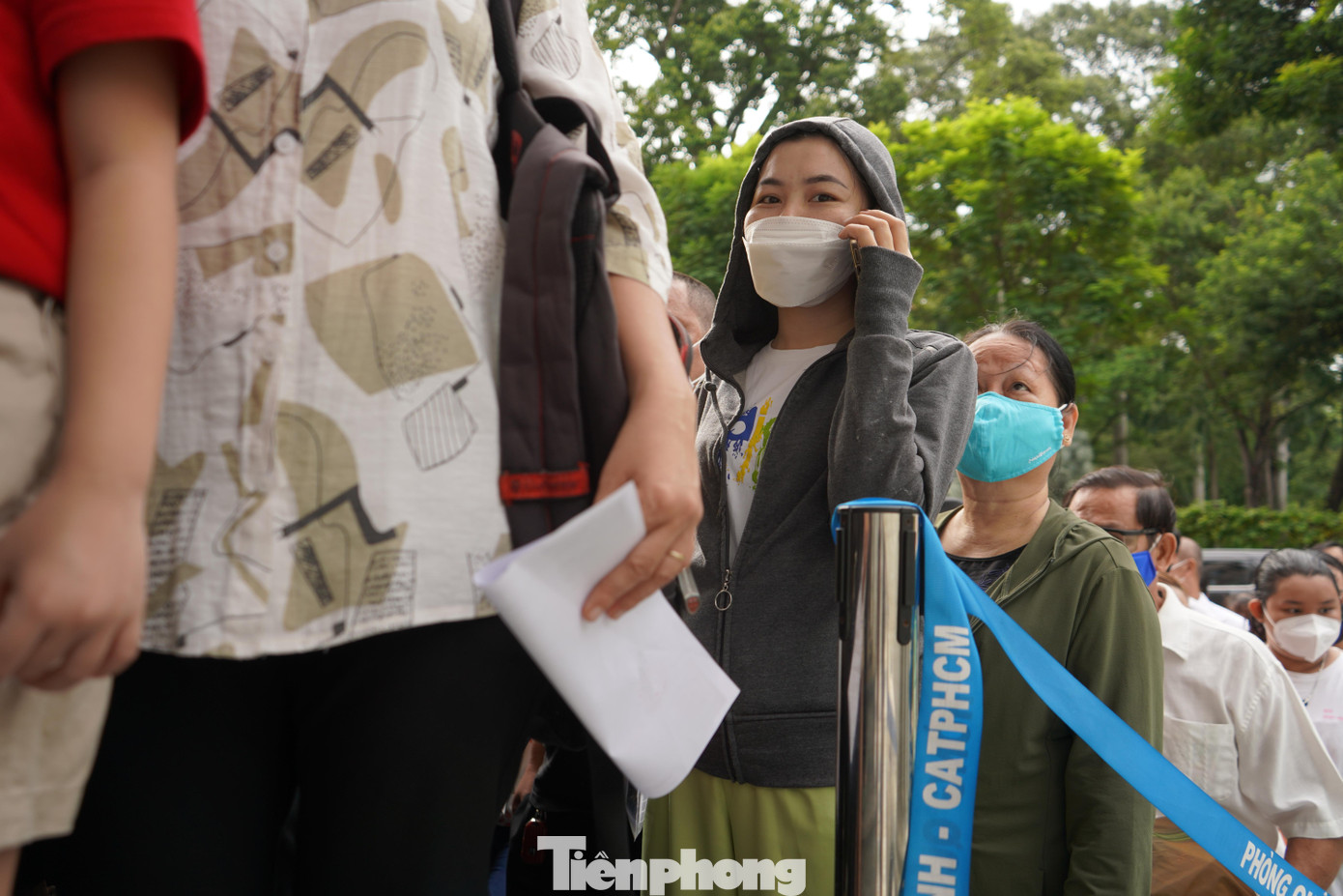 Chị Hồ Thị Ngọc Thắm (quê Vĩnh Long, tạm trú TP Thủ Đức) cho biết, người đến làm thủ tục quá đông khiến chị rất khó khăn trong việc tìm chỗ đỗ xe. “Tôi phải tìm chỗ gửi xe cách đây hơn 1km rồi đi bộ đến đây xếp hàng, tình hình đông đúc thế này tôi nghĩ phải tới buổi chiều thậm chí ngày mai mới có thể giải quyết xong thủ tục”- chị Thắm chia sẻ. Chị Hồ Thị Ngọc Thắm (quê Vĩnh Long, tạm trú TP Thủ Đức) cho biết, người đến làm thủ tục quá đông khiến chị rất khó khăn trong việc tìm chỗ đỗ xe. “Tôi phải tìm chỗ gửi xe cách đây hơn 1km rồi đi bộ đến đây xếp hàng, tình hình đông đúc thế này tôi nghĩ phải tới buổi chiều thậm chí ngày mai mới có thể giải quyết xong thủ tục”- chị Thắm chia sẻ.