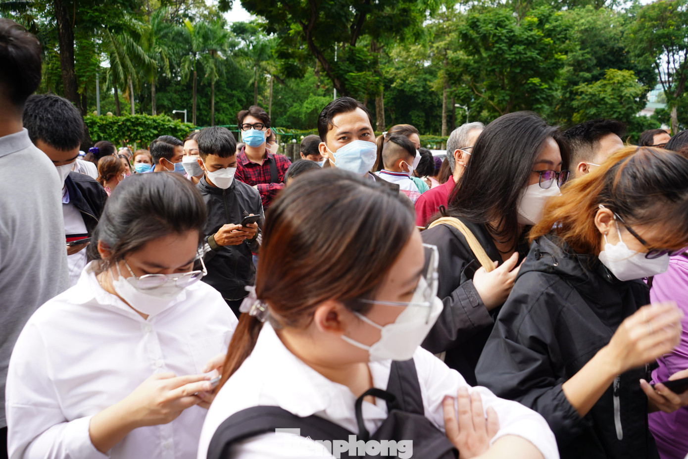 >Ghi nhận của PV vào buổi sáng cùng ngày cho thấy có hàng trăm người dân chen chúc để làm thủ tục cấp hộ chiếu. >Ghi nhận của PV vào buổi sáng cùng ngày cho thấy có hàng trăm người dân chen chúc để làm thủ tục cấp hộ chiếu.