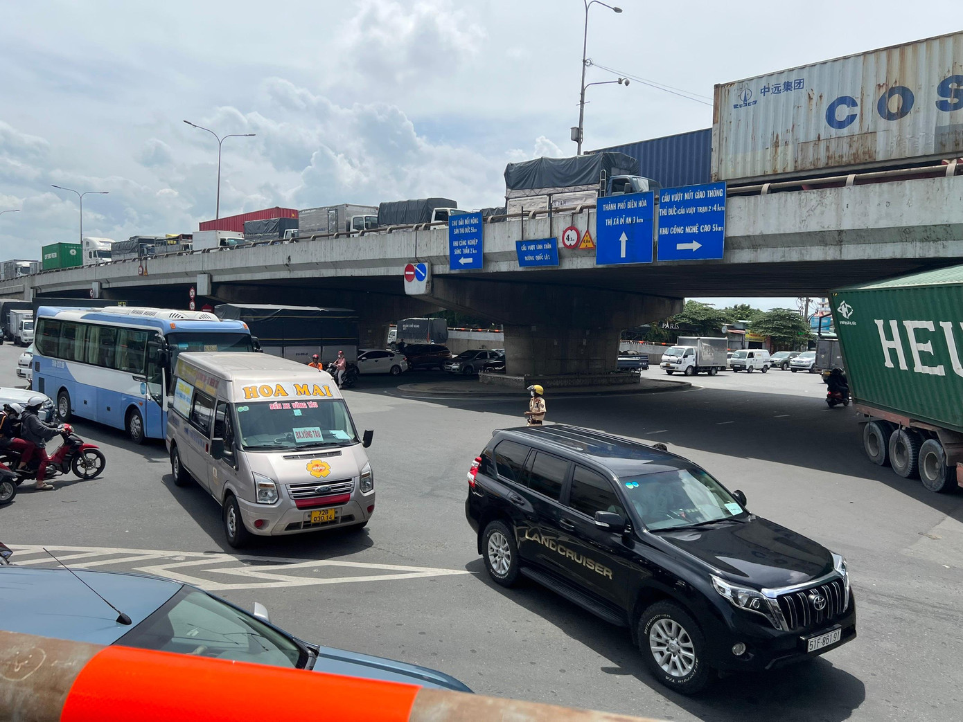 CSGT điều tiết giao thông sau sự cố. CSGT điều tiết giao thông sau sự cố.