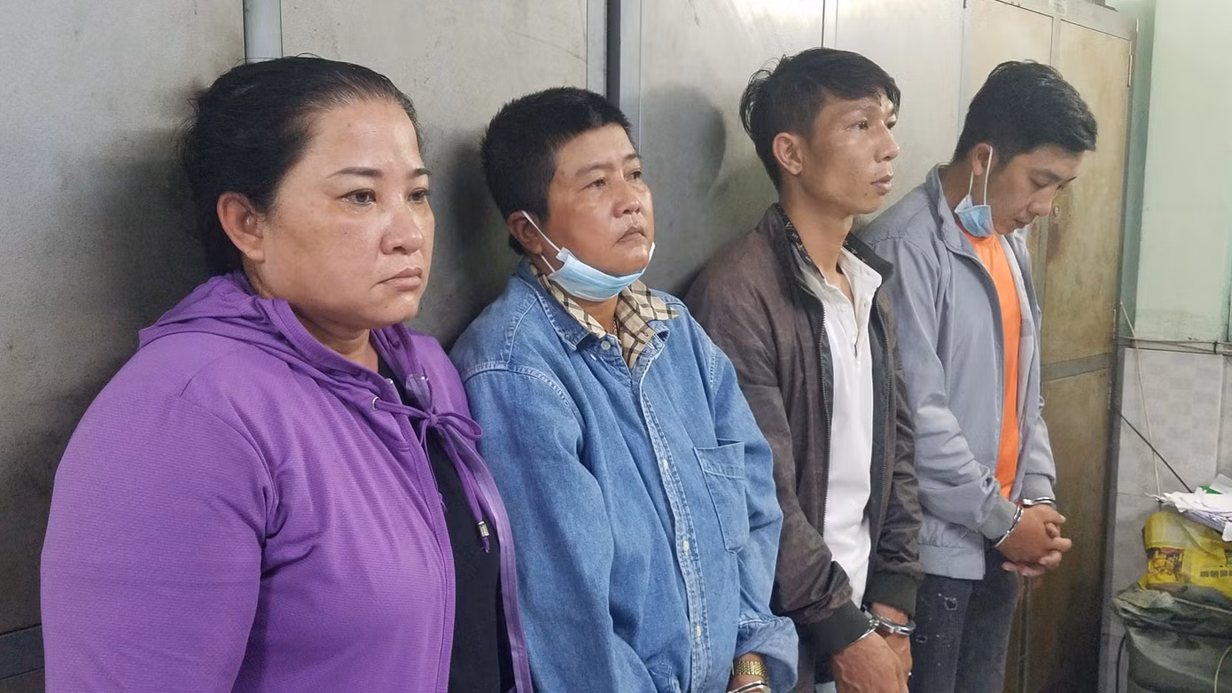 Băng nhóm dàn cảnh móc túi ở các bệnh viện tại TPHCM. Băng nhóm dàn cảnh móc túi ở các bệnh viện tại TPHCM.