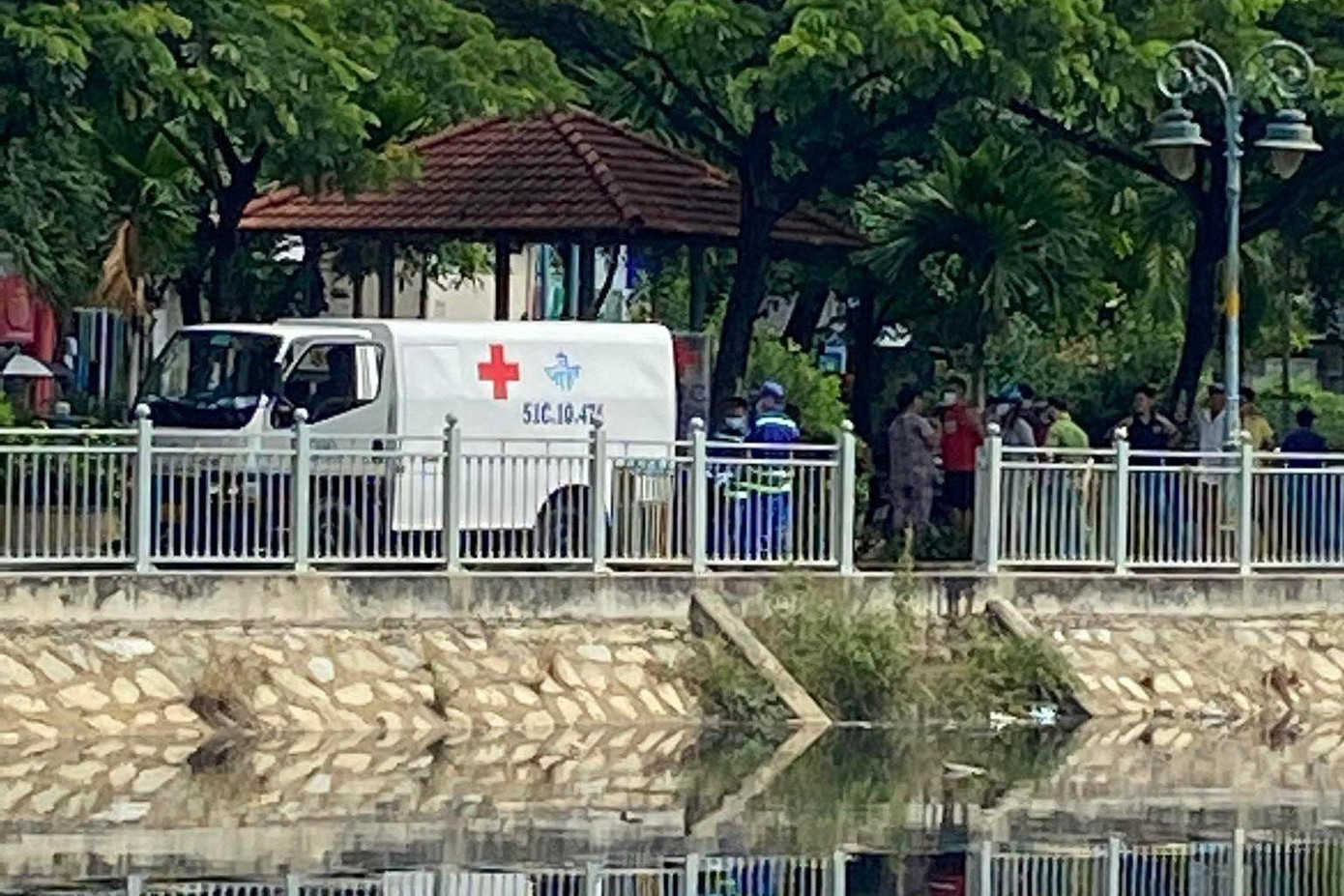 Thi thể nạn nhân được lực lượng chức năng đưa về nhà xác để khám nghiệm, điều tra nguyên nhân tử vong. Thi thể nạn nhân được lực lượng chức năng đưa về nhà xác để khám nghiệm, điều tra nguyên nhân tử vong.