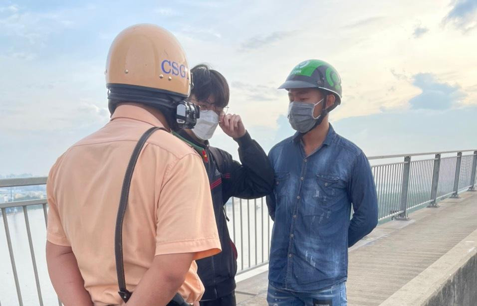 CSGT nói chuyện, khuyên nhủ nam thanh niên từ bỏ ý định tự tử.