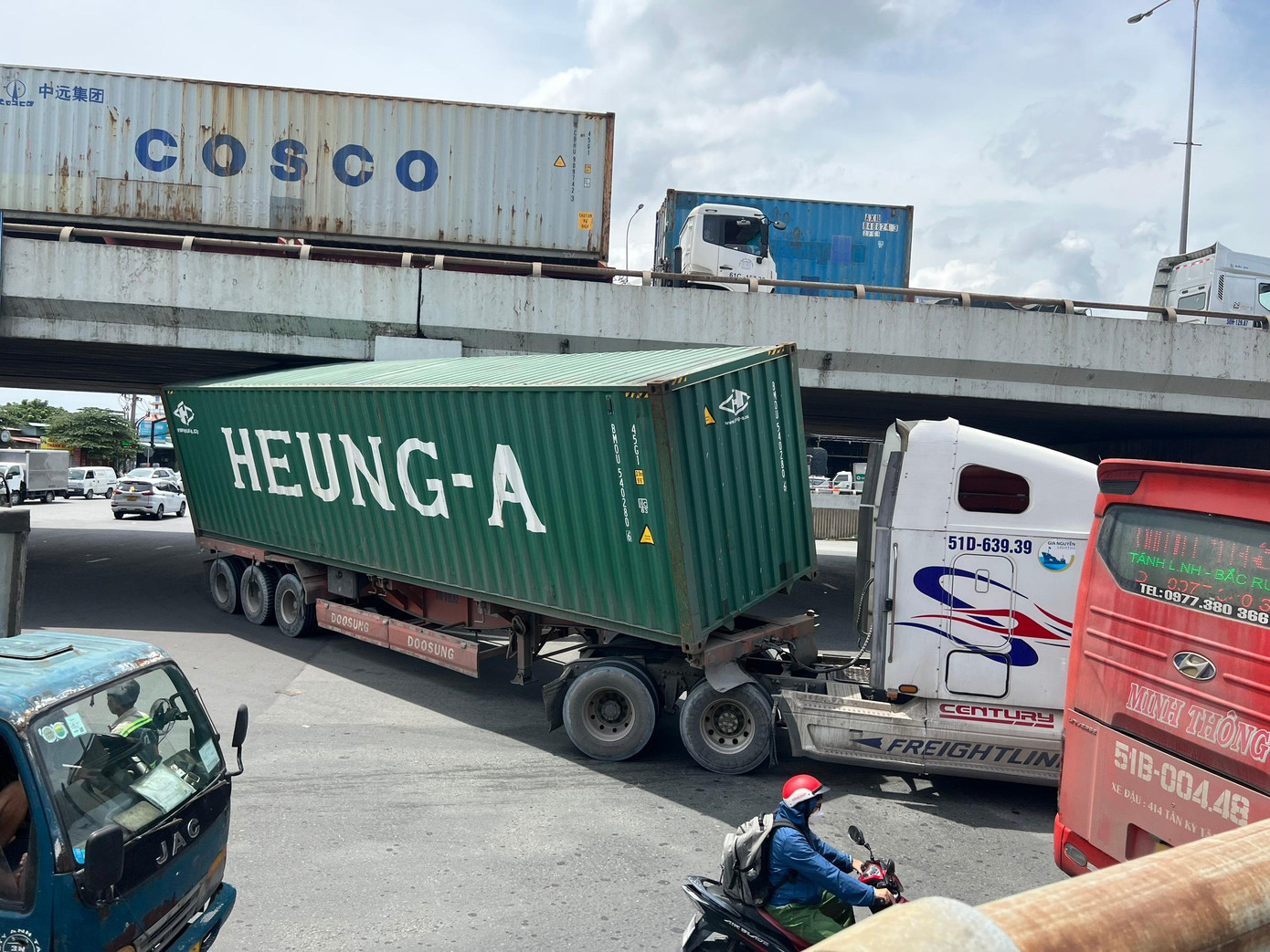 Phần thùng container bị nghiêng, kẹt vào gầm cầu vượt Linh Xuân. Ảnh: Thanh Quang Phần thùng container bị nghiêng, kẹt vào gầm cầu vượt Linh Xuân. Ảnh: Thanh Quang
