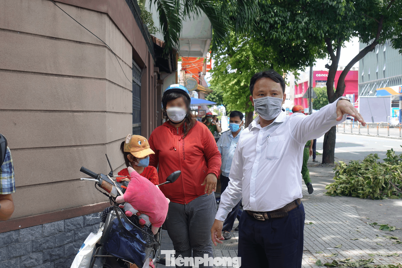 Khi đến địa bàn phường 6, quận Bình Thạnh thì bất ngờ cây dầu bị tét nhánh rơi trúng xe máy do chị Tâm điều khiển. Rất may mắn, sự cố không gây thiệt hại về người.