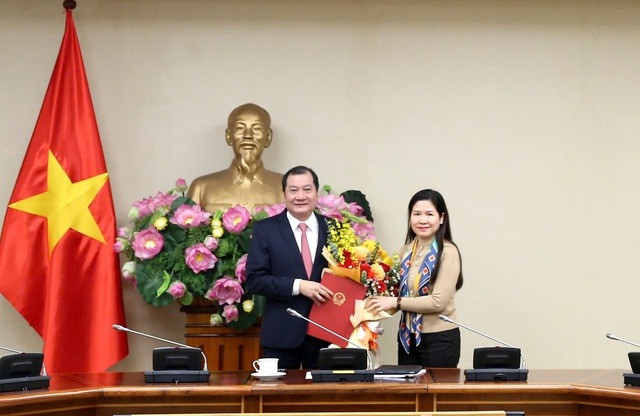 Phó Chủ nhiệm Văn phòng Chính phủ trao quyết định và chúc mừng đồng chí Đỗ Đức Toàn. Ảnh: Chinhphu.vn.