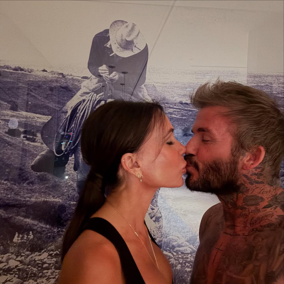 Vào ngày 1/1/2025, David Beckham đăng ảnh hôn vợ, Victoria Beckham, và loạt khoảnh khắc bên gia đình lên Instagram, kèm dòng chú thích: “Chúc mừng năm mới từ tôi, vợ tôi và những đứa trẻ tuyệt vời của tôi. Cảm ơn vì một năm không thể quên. Tôi muốn chúc tất cả các bạn một năm 2025 vui vẻ và mạnh khỏe”. Vào ngày 1/1/2025, David Beckham đăng ảnh hôn vợ, Victoria Beckham, và loạt khoảnh khắc bên gia đình lên Instagram, kèm dòng chú thích: “Chúc mừng năm mới từ tôi, vợ tôi và những đứa trẻ tuyệt vời của tôi. Cảm ơn vì một năm không thể quên. Tôi muốn chúc tất cả các bạn một năm 2025 vui vẻ và mạnh khỏe”.