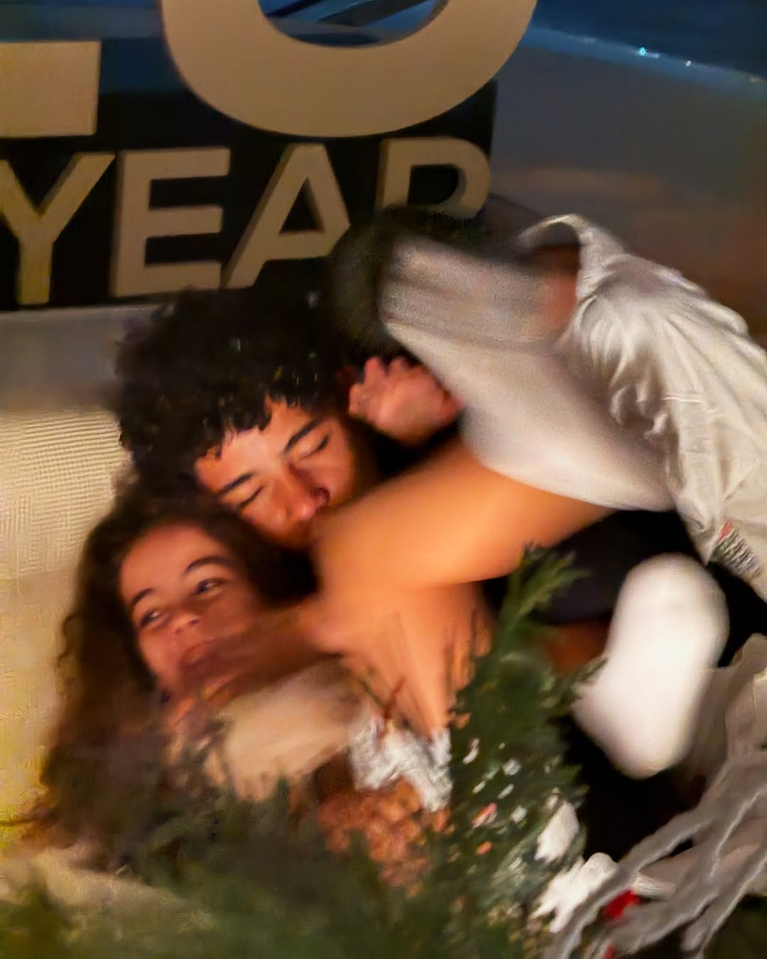 Georgina Rodríguez cùng Cristiano Ronaldo cùng các con đón thời khắc giao thừa trên du thuyền sang trọng ở Dubai. Người mẫu 31 tuổi nhắn nhủ người hâm mộ: "Chúc năm 2025 tràn đầy ánh sáng, tình yêu và sức khỏe cho tất cả". Georgina Rodríguez cùng Cristiano Ronaldo cùng các con đón thời khắc giao thừa trên du thuyền sang trọng ở Dubai. Người mẫu 31 tuổi nhắn nhủ người hâm mộ: "Chúc năm 2025 tràn đầy ánh sáng, tình yêu và sức khỏe cho tất cả".