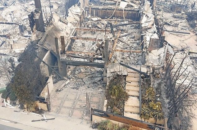 Những bức ảnh tại hiện trường cho thấy biệt thự của Anthony Hopkins không còn nữa. Ảnh: BackGird.