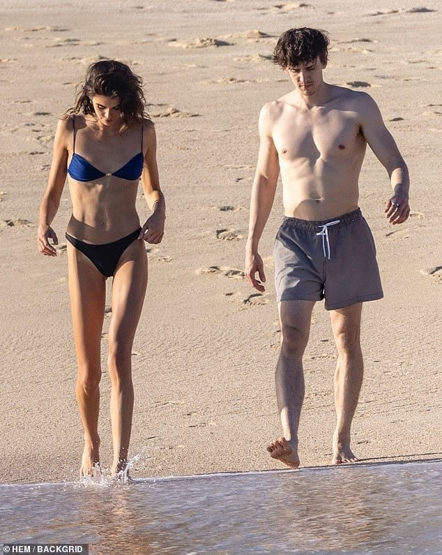 Ngày 1/1, Kaia Gerber được nhìn thấy đi tắm biển ở Cabo, Mexico, cùng một số bạn nam giữa tin đồn chia tay người yêu, nam diễn viên Austin Butler. Cô mặc bikini tối màu bé xíu để lộ gần như trọn vẹn thân hình 1,77 m. Nhiều cư dân mạng nhận xét siêu mẫu sinh năm 2001 quá gầy, đến mức trơ xương. Ảnh: BackGrid.