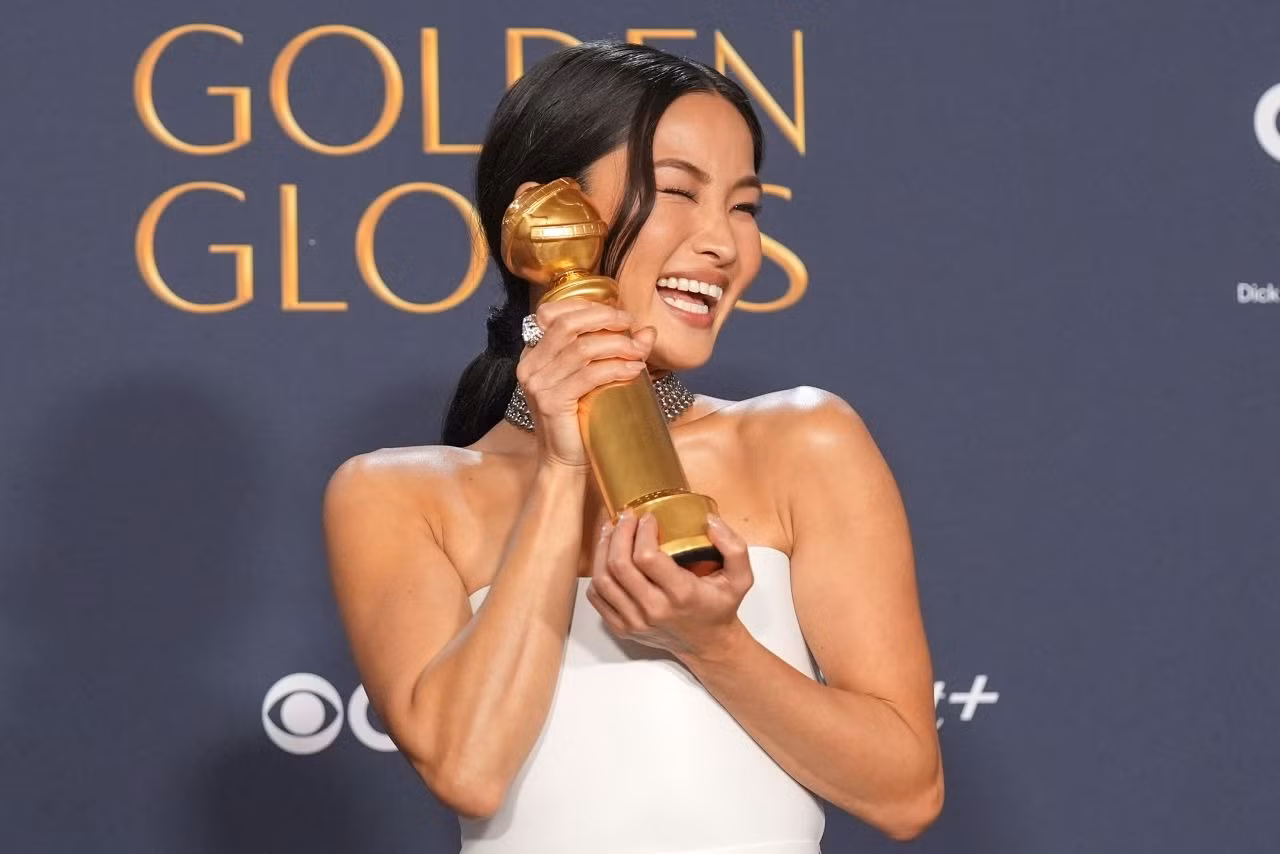 Anna Sawai tạo dáng với giải Quả cầu Vàng cho Nữ diễn viên chính xuất sắc nhất. Ảnh: Getty Images. Anna Sawai tạo dáng với giải Quả cầu Vàng cho Nữ diễn viên chính xuất sắc nhất. Ảnh: Getty Images.
