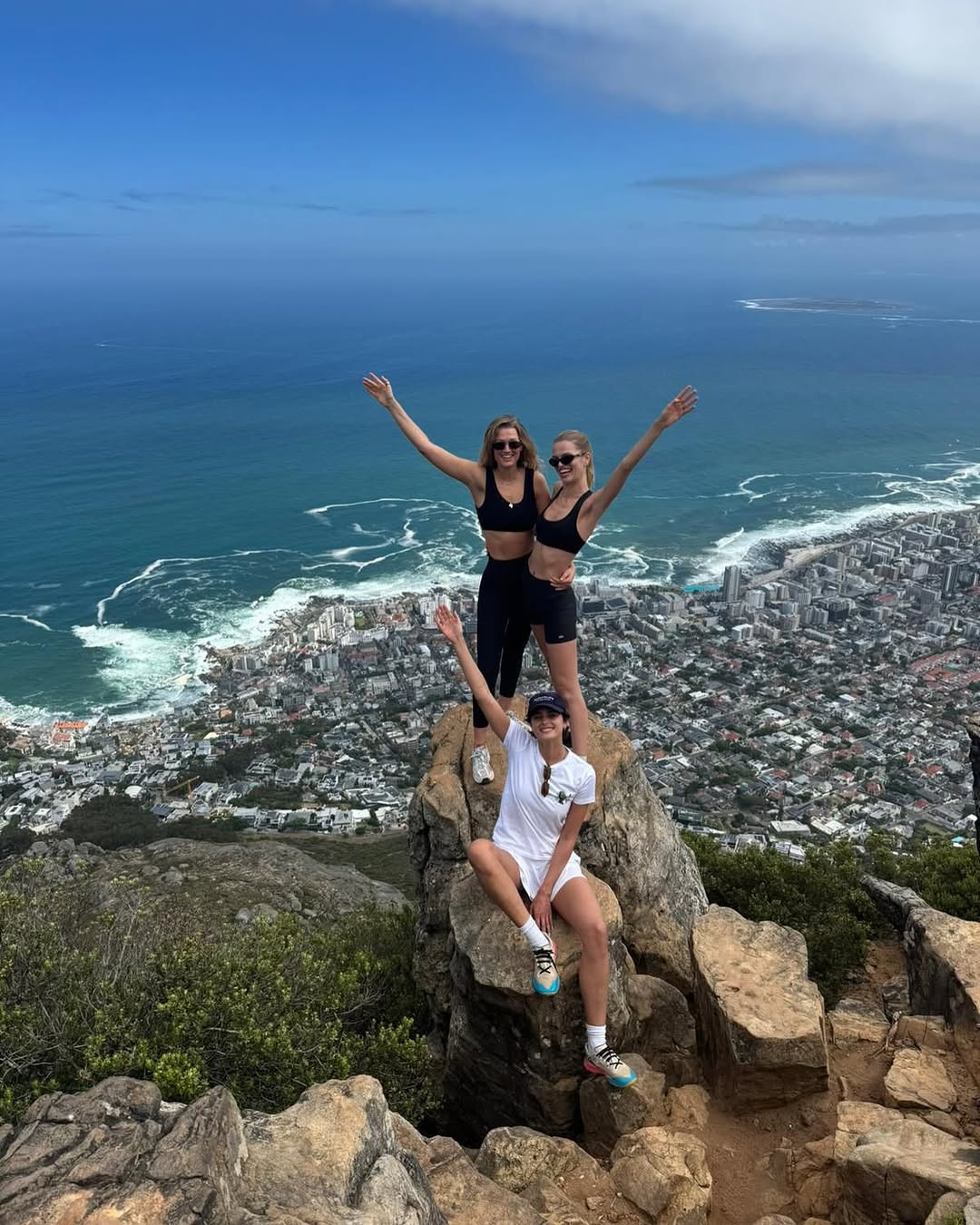 Thiên thần Victoria's Secret Taylor Hill không đón năm mới ở Mỹ, thay vào đó cùng chồng Daniel Fryer và bạn bè đến Nam Phi nghỉ lễ. "Chúc mừng năm mới! Nâng ly cho năm 2025!", siêu mẫu sinh năm 1996 chia sẻ. Thiên thần Victoria's Secret Taylor Hill không đón năm mới ở Mỹ, thay vào đó cùng chồng Daniel Fryer và bạn bè đến Nam Phi nghỉ lễ. "Chúc mừng năm mới! Nâng ly cho năm 2025!", siêu mẫu sinh năm 1996 chia sẻ.