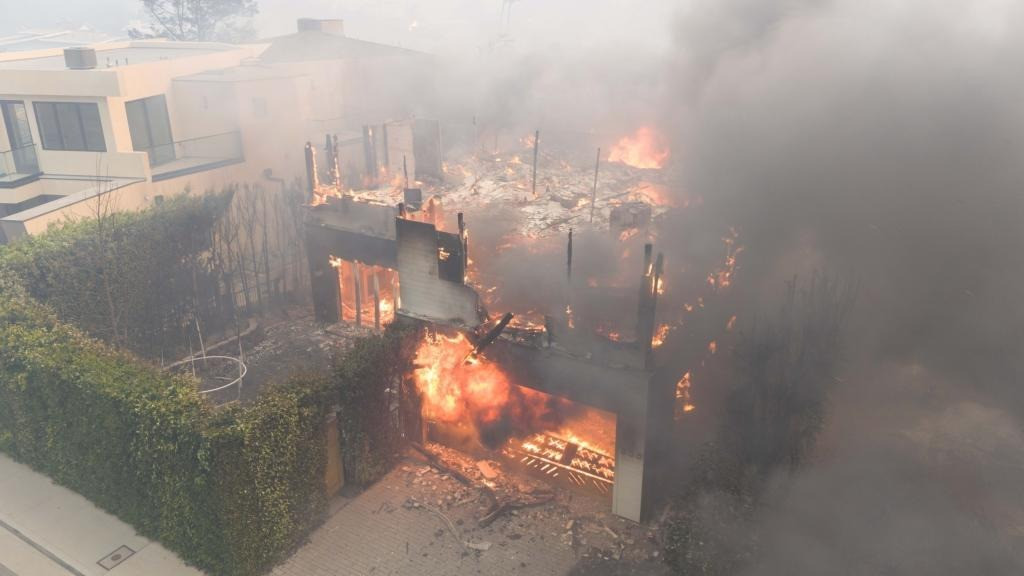 Hình ảnh do paparazzi chụp được cho thấy căn biệt thự 5 phòng ngủ, có tầm nhìn ra biển, nay không còn lại gì ngoài hàng rào cây xanh. Hai ngôi sao chưa bình luận hay cập nhật gì về mất mát. Hình ảnh mới nhất trên Instagram của nữ diễn viên Gossip Girl là về sự kiện Quả cầu Vàng trước đó vài ngày. Ảnh: BackGird.