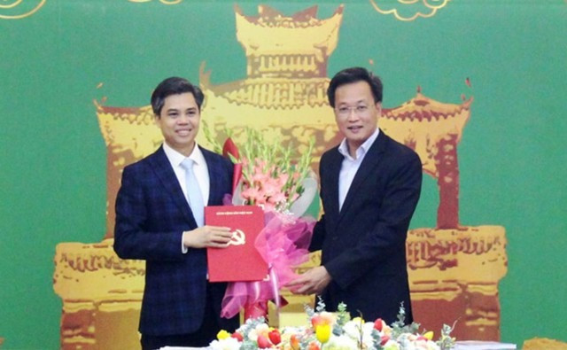 Đồng chí Nguyễn Hữu Nghĩa, Ủy viên Ban Chấp hành Trung ương Đảng, Bí thư Tỉnh ủy Hưng Yên trao quyết định của Ban Bí thư và chúc mừng đồng chí Trưởng ban Nội chính Tỉnh ủy Nguyễn Văn Chiến. Ảnh: Chinhphu.vn.