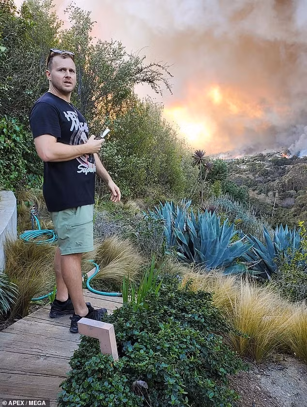 Hai ngôi sao truyền hình thực tế Spencer Pratt và Heidi Montag xác nhận ngôi nhà của họ cũng đã mất. Pratt (42 tuổi) được chụp ảnh đang chứng kiến ngọn lửa lan nhanh về phía nhà mình. Sáng 8/1, Montag khóc lóc chia sẻ tin buồn trên Snapchat. Ảnh: Mega.