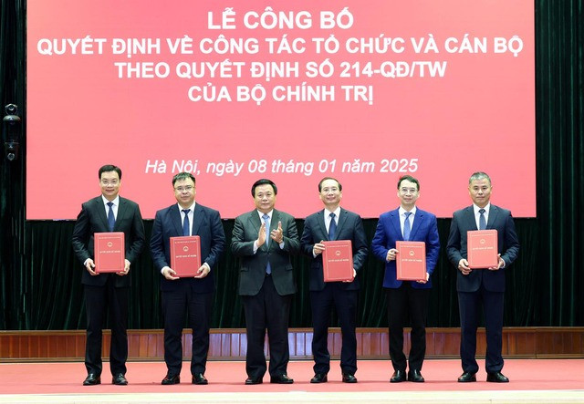 GS.TS Nguyễn Xuân Thắng, Ủy viên Bộ Chính trị, Giám đốc Học viện Chính trị quốc gia Hồ Chí Minh, Chủ tịch Hội đồng Lý luận Trung ương trao Quyết định bổ nhiệm Ban Giám đốc Học viện Hành chính và Quản trị công. Ảnh: Chinhphu.vn.