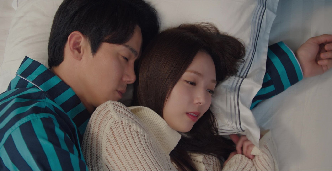 Yoo Yeon Seok và Chae Soo Bin có nhiều cảnh tình cảm trong phim. Yoo Yeon Seok và Chae Soo Bin có nhiều cảnh tình cảm trong phim.