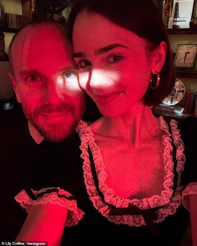 Lily Collins trao cho chồng Charlie McDowell nụ hôn ngọt ngào khi khiêu vũ suốt đêm tại bữa tiệc xa hoa ở London (Anh). Lily Collins trao cho chồng Charlie McDowell nụ hôn ngọt ngào khi khiêu vũ suốt đêm tại bữa tiệc xa hoa ở London (Anh).