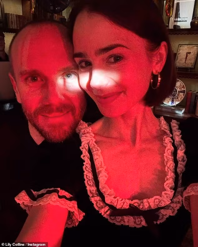 Lily Collins trao cho chồng Charlie McDowell nụ hôn ngọt ngào khi khiêu vũ suốt đêm tại bữa tiệc xa hoa ở London (Anh).