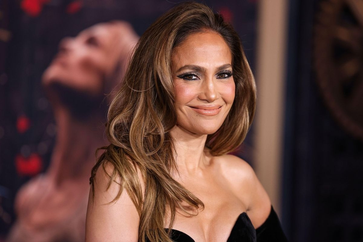 Jennifer Lopez sẽ hẹn hò với đàn ông lớn tuổi hơn trong năm mới, nhưng không quá gắn bó.