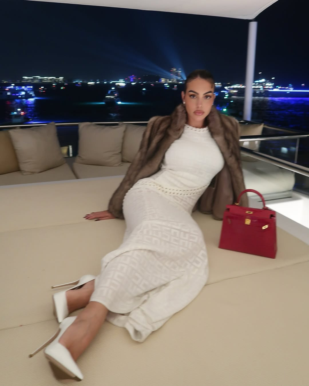 Georgina Rodríguez cùng Cristiano Ronaldo cùng các con đón thời khắc giao thừa trên du thuyền sang trọng ở Dubai. Người mẫu 31 tuổi nhắn nhủ người hâm mộ: "Chúc năm 2025 tràn đầy ánh sáng, tình yêu và sức khỏe cho tất cả". Georgina Rodríguez cùng Cristiano Ronaldo cùng các con đón thời khắc giao thừa trên du thuyền sang trọng ở Dubai. Người mẫu 31 tuổi nhắn nhủ người hâm mộ: "Chúc năm 2025 tràn đầy ánh sáng, tình yêu và sức khỏe cho tất cả".