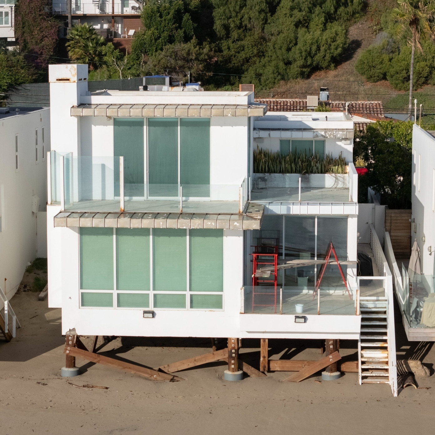 “Thật đau lòng không thể diễn tả thành lời. Ngồi cùng gia đình, xem tin tức và chứng kiến ngôi nhà của chúng tôi ở Malibu bị thiêu rụi trên truyền hình trực tiếp là điều mà không ai phải trải qua. Ngôi nhà này là nơi chúng tôi xây dựng rất nhiều kỷ niệm quý giá. Đó là nơi Phoenix bước những bước đi đầu tiên và là nơi chúng tôi mơ ước xây dựng một cuộc đời kỷ niệm với London&quot;, ngôi sao truyền hình thực tế chia sẻ. Hilton mua khu bất động sản nghỉ dưỡng với giá 8,4 triệu USD vào năm 2021. Ảnh: BackGird.