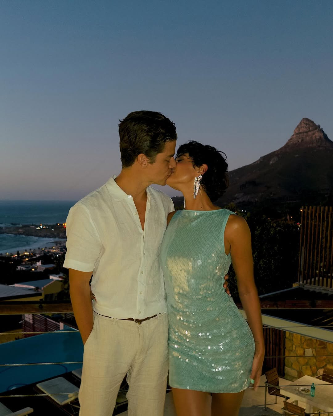 Thiên thần Victoria's Secret Taylor Hill không đón năm mới ở Mỹ, thay vào đó cùng chồng Daniel Fryer và bạn bè đến Nam Phi nghỉ lễ. "Chúc mừng năm mới! Nâng ly cho năm 2025!", siêu mẫu sinh năm 1996 chia sẻ. Thiên thần Victoria's Secret Taylor Hill không đón năm mới ở Mỹ, thay vào đó cùng chồng Daniel Fryer và bạn bè đến Nam Phi nghỉ lễ. "Chúc mừng năm mới! Nâng ly cho năm 2025!", siêu mẫu sinh năm 1996 chia sẻ.