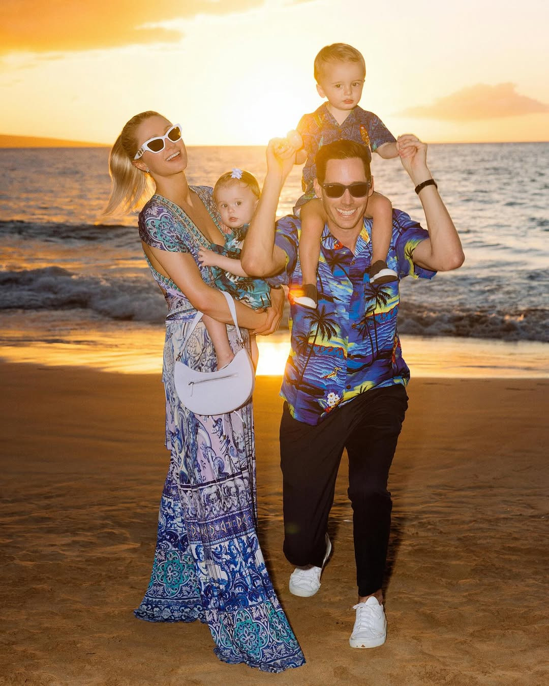 Paris Hilton cũng dành ngày đầu tiên của năm 2025 bên gia đình. Ngôi sao truyền hình thực tế tận hưởng không gian lãng mạn bên bờ biển, không quên chúc người theo dõi Instagram một năm mới tuyệt vời. Paris Hilton cũng dành ngày đầu tiên của năm 2025 bên gia đình. Ngôi sao truyền hình thực tế tận hưởng không gian lãng mạn bên bờ biển, không quên chúc người theo dõi Instagram một năm mới tuyệt vời.