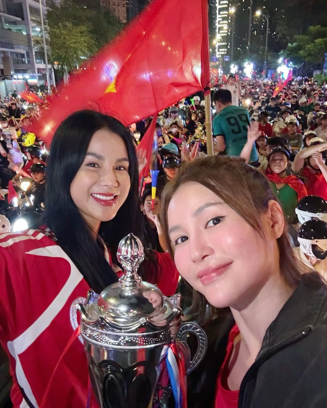 Diệp Lâm Anh ăn mừng cùng hội bạn thân. Ảnh: IG.