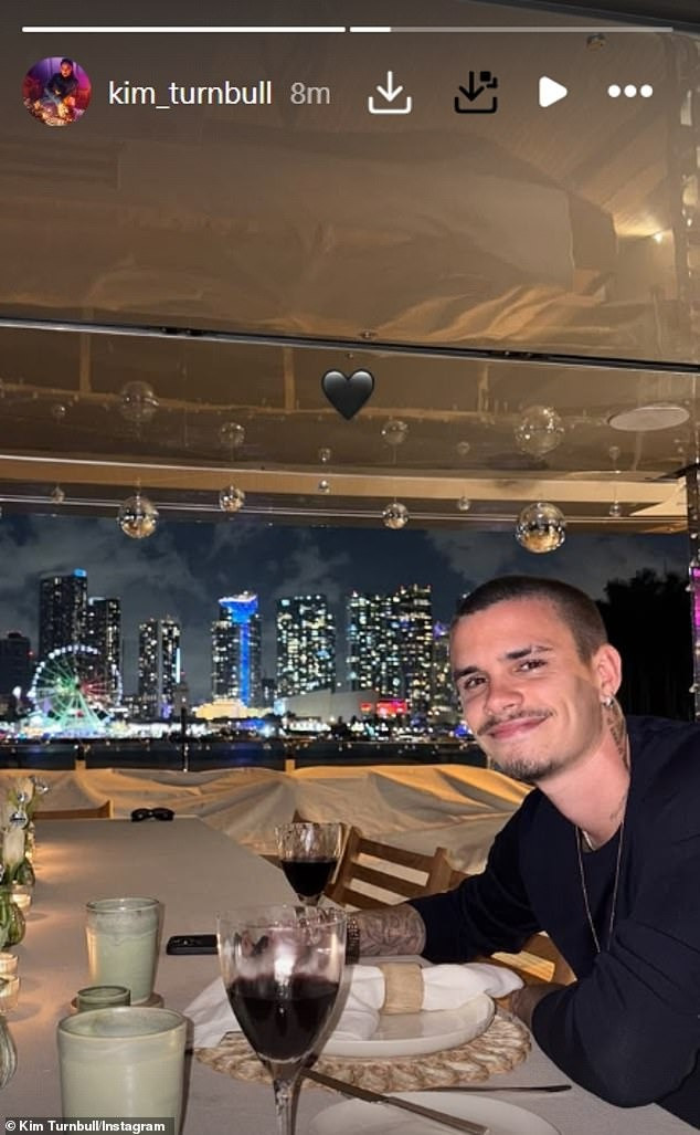 Romeo và Cruz Beckham dành ngày đầu tiên của năm mới bên bạn gái mới là Kim Turnbull và Jackie Apostel. Romeo và Cruz Beckham dành ngày đầu tiên của năm mới bên bạn gái mới là Kim Turnbull và Jackie Apostel.