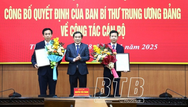 Đồng chí Nguyễn Tiến Thành, Phó Bí thư thường trực Tỉnh ủy, Chủ tịch HĐND tỉnh trao quyết định và tặng hoa chúc mừng các đồng chí được bổ nhiệm. Ảnh: Báo Thái Bình.